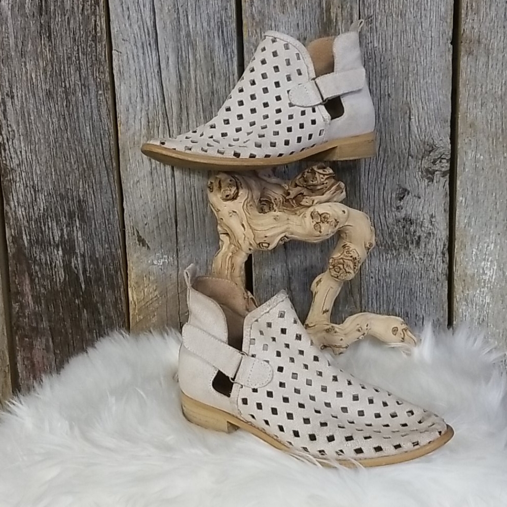 SOLD! MUSSE & CLOUD( SPAIN) DESIGNER LEATHER BOTTIE!